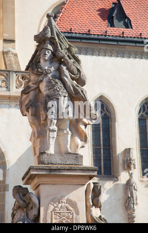 Statue vor der Basilika von St. Egidius in Radnicne Square, Bardejov (UNESCO-Weltkulturerbe), Presov Region, Slowakei Stockfoto