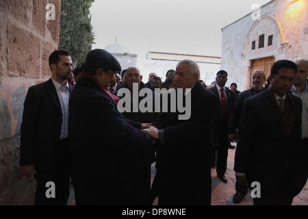 Jerusalem, Jerusalem, Palästina. 8. Januar 2014. Sri Lankas Präsident Mahinda Rajapaksa, besucht al-Aqsa Moschee in Jerusalem am 9. Januar 2014. Rajapaksa ist auf einer Tour des Nahen Ostens und er treffen sich die Staats-und Regierungschefs der palästinensischen Autonomiebehörde und Israel Credit: Saeed Qaq/APA Images/ZUMAPRESS.com/Alamy Live News Stockfoto