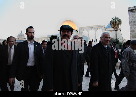 Jerusalem, Jerusalem, Palästina. 8. Januar 2014. Sri Lankas Präsident Mahinda Rajapaksa, besucht al-Aqsa Moschee in Jerusalem am 9. Januar 2014. Rajapaksa ist auf einer Tour des Nahen Ostens und er treffen sich die Staats-und Regierungschefs der palästinensischen Autonomiebehörde und Israel Credit: Saeed Qaq/APA Images/ZUMAPRESS.com/Alamy Live News Stockfoto