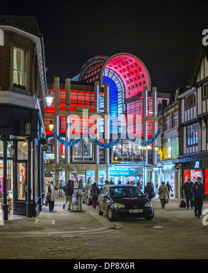 Bunte gewölbte Dach des The Bentall Centre, Shopping-Mall nach Einbruch der Dunkelheit zu Weihnachten - Kingston upon Thames, Greater London Stockfoto