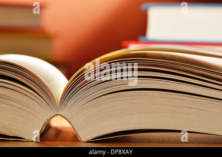 Komposition mit Büchern auf dem Tisch Stockfoto