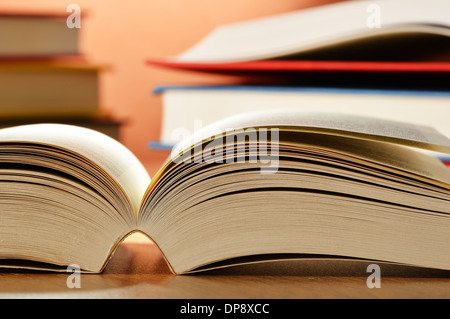 Komposition mit Büchern auf dem Tisch Stockfoto