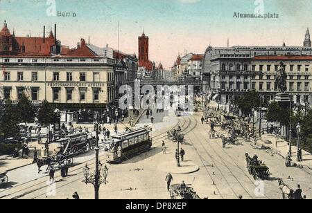 Eine farbige Postkarte um 1900 zeigt die lebendige Alexanderplatz in Berlin mit Straßenbahnen und Wagen in der Mitte. Das Rote Rathaus kann im Hintergrund zu sehen. Foto:Sammlung Sauer (c) Dpa - Bericht Stockfoto