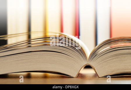 Komposition mit Büchern auf dem Tisch Stockfoto