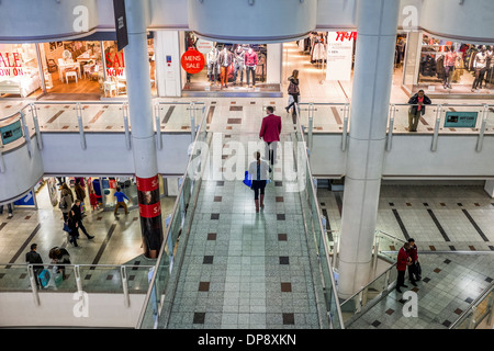 Shopper at the Bentall Centre, Shopping Mall - Kingston upon Thames, Greater London, UK Stockfoto