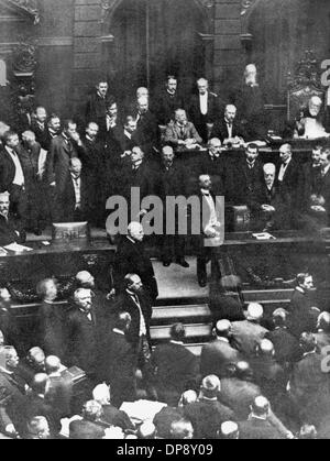 Das Foto von der Reichstagssitzung am 10. Juli 1909 zeigt Zustand Innenminister Theobald von Bethmann Hollweg ganz links, stehend an der Treasury-Bank in der Mitte des Bildes an den wirdgenauso Sprecher der Delegierten und Leiter der Deutsch-konservativen, Ernst von Heydebrand und auf der oberen All dem rechts sitzenden Präsidenten des Reichstags Graf Stollberg. Stockfoto