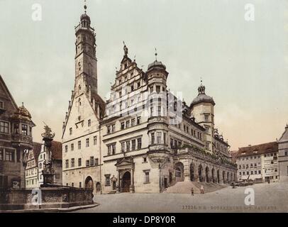 Die historische Fotografie um 1900 zeigt Rathaus und Markt-Platz von Rothenburg Ob der Tauber. Der gotische Teil des Rathauses wurde zwischen 1250 und 1400 erbaut. Das Renaissance-Teil auf der rechten Seite wurde von 1572 bis 1578 gebaut. Die Arkaden wurden im Jahre 1681 hinzugefügt. Foto: Sammlung Sauer Stockfoto