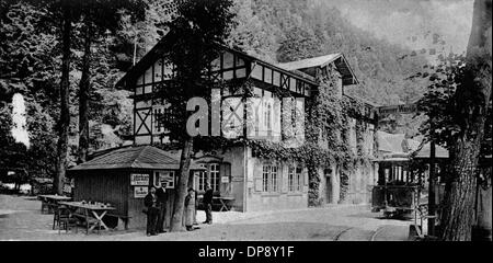 Die schwarzen und weiße Postkarte um 1900 zeigt das Inn at Lichtenhain Wasserfall in der Nähe von Bad Schandau mit der Endstation der Kirnitzschtalbahn (Straßenbahn). Foto: Sammlung Sauer +++(c) Dpa - Bericht +++ Stockfoto