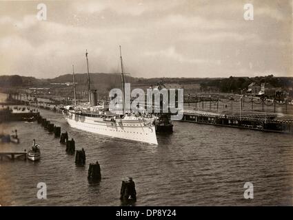 Die Staat Yacht S.M.S "Hohenzollern" mit Kaiser Wilhelm II. und seine Familie kommt im Hafen von Kiel am 20. Juni 1895 für die dreitägige Eröffnungsfeier von der Kaiser-Wilhelm-Kanälen (heute Nord-Ostsee-Kanal), die vom 20. bis 22. Juni 1895 stattfinden wird.    Foto: Sammlung Sauer Stockfoto