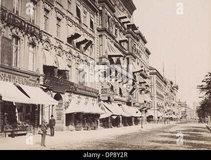 Das historische schwarz-weiß Foto zeigt die Häuser unter Den Linden, eine Straße in Berlin, Zahlen 51, 50, 49 an der Ecke Friedrich-Straße, um 1870. Foto: Sammlung Sauer +++(c) Dpa - Bericht +++ Stockfoto