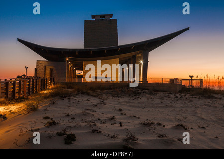 Pavillon, einschließlich Konzessionen, Dusche und Toiletten im Gulf State Park am Strand von Gulf Shores, Alabama Stockfoto