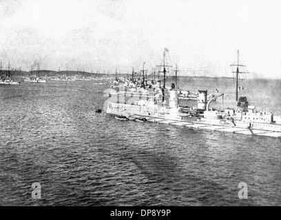 Blick auf die Schiffe der 1. und 2. Staffel der Tiefsee-Flotte im Hafen von Kiel während eine Vorübung für die Flotte Bewegung im Herbst 1911. Stockfoto