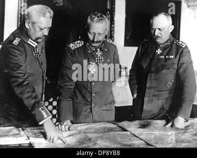 (l-R) General Feldmarschall Paul von Hindenburg, Kaiser Wilhelm II. und General Erich Ludendorff werfen Sie einen Blick auf eine Karte während Weltkrieg I. Paul von Hindenburg 1925 zum Präsidenten der Weimarer Republik gewählt wurde, wurde er am 2. Oktober 1847 in Posen geboren und starb am 2. August 1934 in Neudeck (Ostpreußen). Stockfoto