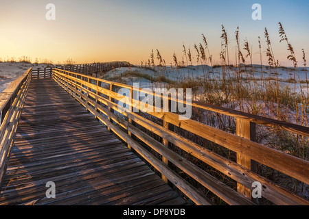 Holzsteg über Dünen führt die Besucher in den Golf von Mexiko an Alabama Gulf Shores bei gleichzeitigem Schutz Sanddünen für Erosionsschutz Stockfoto