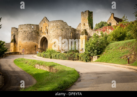 Porte des Tours, Domme, Frankreich, Europa. Befestigten alten Haupttor, die schöne mittelalterliche Altstadt. Stockfoto