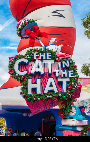 Eintritt zur Attraktion Cat in the hat im Freizeitpark Universal Studios Islands of Adventure mit Weihnachtsdekoration Stockfoto