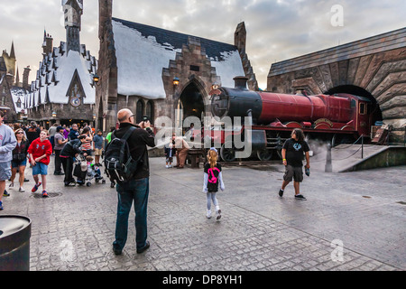 Hogwarts Express Zug am Bahnhof Hogsmeade in die Zauberwelt von Harry Potter bei Universal Studios Islands of Adventure Stockfoto