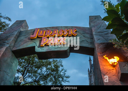 Melden Sie sich am Bogen am Eingang zur Jurassic Park Bereich der Islands of Adventure in den Universal Studios in Orlando, Florida Stockfoto