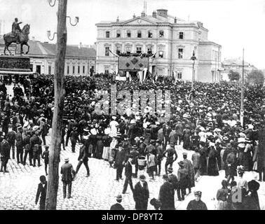 Eine Anti-österreichischen Demonstration vor dem Nationaltheater in Belgrad im Juli 1914. Abgesetzt durch die tödlichen Schüsse auf den österreichischen Thronfolger Franz Ferdinand durch serbische Nationalisten am 28. Juni 1914 in Sarajewo, Weltkrieg ausbrach. Im ersten Weltkrieg, Deutschland kämpfte Österreich, Österreich-Ungarn, sowie später der Türkei und Bulgarien gegen Großbritannien, Frankreich und Russland. Das traurige Ergebnis im Jahr 1918 umfasste etwa 8,5 Millionen Soldaten im Einsatz, mehr als 21 Millionen verwundet getötet und fast 8 Millionen Kriegsgefangene und vermisste Personen. Stockfoto