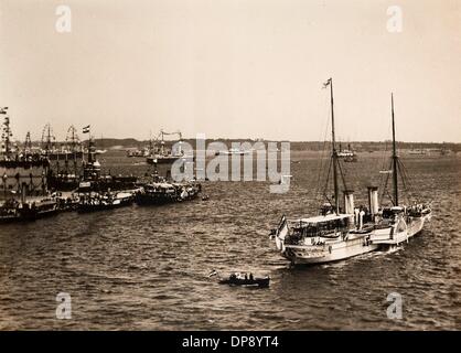 Die S.M.S (deutsche Abkürzung für "seiner Majestät Schiff)"Kaiseradler"der deutschen Kaiserlichen Marine mit mehreren ehrenamtlichen, Gäste wie König Albert von Sachsen und Prinzregent Luitpold von Bayern an Bord kommt im Hafen von Kiel für die drei-Tages-Eröffnung des Kaiser-Wilhelm-Kanals vom 20. bis 22. Juni 1895. Foto: Sammlung Sauer Stockfoto