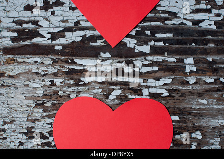 Teil zwei Papierherzen auf ein altes Holz Stockfoto