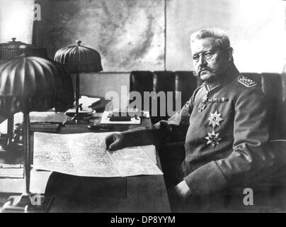 General Feldmarschall Paul von Hindenburg, deutscher Heerführer in das westliche Hauptquartier in Bad Kreuznach an seinem 70. Geburtstag am 2. Oktober 1917. Stockfoto