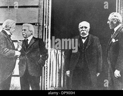 Die "Big Four" von 1919, die sich auf den Inhalt des Versailler Vertrages fast auf eigene Faust (l-R) entschieden: Minister Präsidenten David Lloyd George (England), Vittorio Emanuele Orlando (Italien), Georges Benjamin Clemenceau (Frankreich) und der amerikanische Präsident Woodrow Wilson, fotografiert im Jahr 1919. Der Vertrag von Versailles war das wichtigste die Verträge von Paris, die ersten Weltkrieg 1919/1920 beendet. Der Vertrag von Versailles wurde das Schloss von Versailles am 28. Juni 1919 zwischen Deutschland und 27 Alliierten und assoziierten Mächten unterzeichnet. Es trat am 20. Januar 1920. WITHO Stockfoto