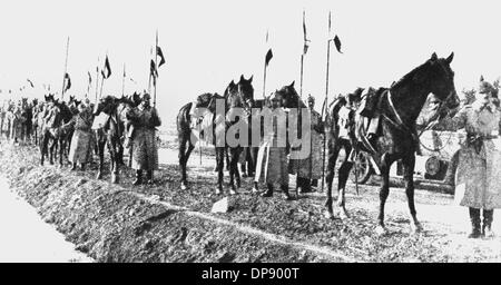 Deutschen Truppen (Kürassiere: schwere Kavallerie) an der Ostfront (undatiert).  Die tödlichen Schüsse von serbischen Nationalisten auf den österreichischen Thronfolger Franz Ferdinand am 28. Juni 1914 in Sarajewo verursacht den Ausbruch des ersten Weltkriegs, später zum ersten Weltkrieg im August 1914 aufgerufen werden. Der zentrale Energien, nämlich Deutschland, Österreich-Ungarn und auch später dem Osmanischen Reich (Türkei) und Bulgarien gegen die Triple Entente, bestehend aus Großbritannien, Frankreich und Russland, als auch zahlreiche Verbündete. Das traurige Ergebnis des ersten Weltkrieges, endete mit der Niederlage der Mittelmächte: rund 8,5 Stockfoto