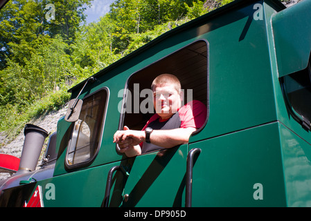 Glücklich Lokführer auf der Brienz-Rothorn Bahn in Brienz Schweiz Stockfoto