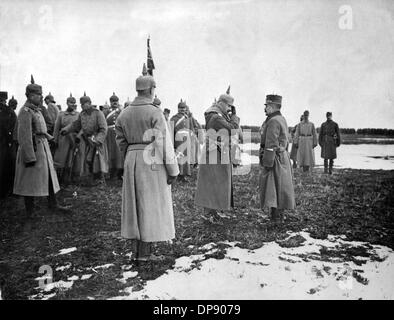 Kaiser Wilhelm II. (m) besucht die deutschen und österreichisch-ungarischen Truppen in Galizien.  Die tödlichen Schüsse von serbischen Nationalisten auf den österreichischen Thronfolger Franz Ferdinand am 28. Juni 1914 in Sarajewo verursacht den Ausbruch des ersten Weltkriegs, später zum ersten Weltkrieg im August 1914 aufgerufen werden. Der zentrale Energien, nämlich Deutschland, Österreich-Ungarn und auch später dem Osmanischen Reich (Türkei) und Bulgarien gegen die Triple Entente, bestehend aus Großbritannien, Frankreich und Russland, als auch zahlreiche Verbündete. Das traurige Ergebnis des ersten Weltkrieges, endete mit der Niederlage der Mittelmächte: R Stockfoto