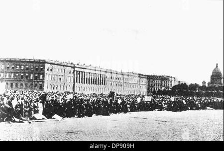 Eine betende Menschenmenge vor dem Winterpalast in St. Petersburg nach der Erklärung des Krieges im Jahr 1914. Abgesetzt durch die tödlichen Schüsse auf den österreichischen Thronfolger Franz Ferdinand durch serbische Nationalisten am 28. Juni 1914 in Sarajewo, Weltkrieg ausbrach. Im ersten Weltkrieg, Deutschland kämpfte Österreich, Österreich-Ungarn, sowie später der Türkei und Bulgarien gegen Großbritannien, Frankreich und Russland. Das traurige Ergebnis im Jahr 1918 umfasste etwa 8,5 Millionen Soldaten im Einsatz, mehr als 21 Millionen verwundet getötet und fast 8 Millionen Kriegsgefangene und vermisste Personen. Stockfoto