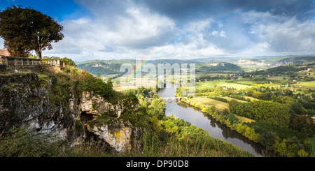 Dordogne-Tal, Frankreich, Europa. Von der schönen malerischen Stadt Domme betrachtet. Stockfoto