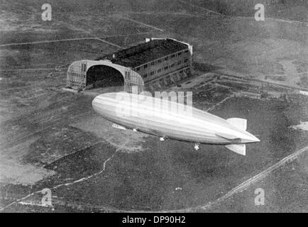 Das Luftschiff LZ 126 (später ZR-3 „USS Los Angeles“ im Dienst der US-Marine) während einer Auslieferungsreise in die USA kurz vor seiner Landung in Lakehurst am 15. Oktober 1924. [Unregelmäßigkeiten in der Qualität sind auf das historische Original zurückzuführen.] Fotoarchiv für Zeitgeschichte - für Bildübertragung gesperrt Stockfoto