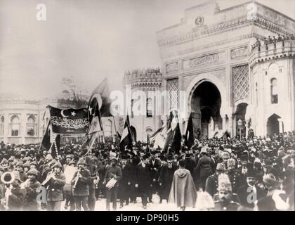 Bewohner von Konstantinopel (heute: Istanbul, Türkei) feiern den Eintritt des Osmanischen Reiches in den Ersten Weltkrieg vor dem Kriegsministerium (heute: universität) am Beyazit-Platz im Dezember 1914. Das Osmanische Reich war ein Verbündeter der Zentralmächte Deutschland und Österreich-Ungarn im Ersten Weltkrieg Fotoarchiv für Zeitgeschichte Stockfoto