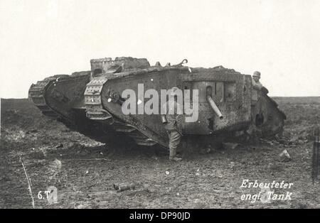 Das s/w-Foto vom ersten Weltkrieg zeigt deutsche Soldaten vor einem erbeuteten britischen Panzer 1917. Der Tank ist ein Mark Tank der britischen Armee. Im ersten Weltkrieg dienten Panzer von 1916, wenn sie in den ersten Tank offensive in der Geschichte betrieben wurden. Foto: Sammlung Sauer Stockfoto