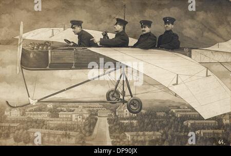 Ein Bild von Willy Kofahl um 1914 erfasst deutsche Soldaten an Bord eines Flugzeugs spöttisch über Truppen-Übungsplatz fliegen Königsbrück, Sachsen. Mock Fotos wurden als Souvenir erschossen Soldaten beliebt. Foto: Sammlung Sauer Stockfoto