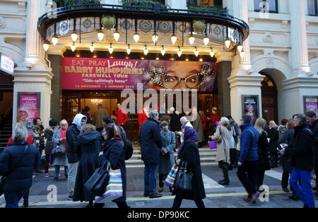 Barry Humphries' 'Essen beten Lachen!"im Londoner Palladium theatre Stockfoto