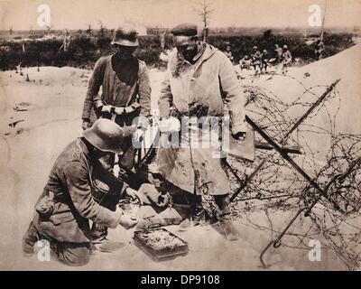 Nach der Übernahme britischer Positionen in der Nähe von Berry-au-Bac an der Vorderseite der Chemin des Dames in Nordfrankreich teilen sich deutsche Soldaten ein frisch zubereitetes Offiziersfrühstück der britischen Armee. Datum unbekannt. Der hohe Kamm der Chemin des Dames war eine strategisch wichtige Region im Ersten Weltkrieg und daher Ort wichtiger Schlachten. Fotoarchiv für Zeitgeschichte Stockfoto