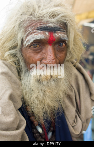 Ältere männliche Pilger mit einem langen weißen Bart am Ganga Sagar Mela, Sagar Island, West Bengal, Indien Stockfoto