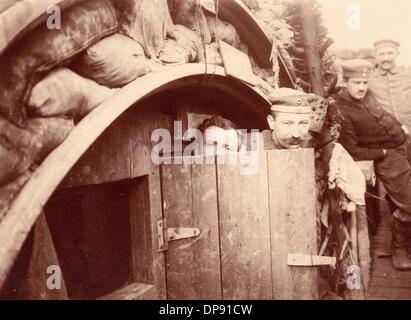 Deutsche Soldaten in einer Ausgrabung an der Westfront. Datum und Ort unbekannt. Die westliche Front bestand aus einem komplizierten System von Gräben, aus denen der Zerfallskrieg ausgefochten wurde. Fotoarchiv für Zeitgeschichte Stockfoto