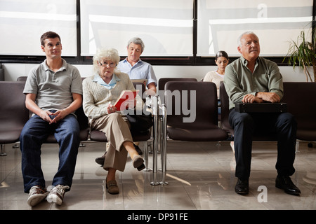 Leute sitzen im Krankenhaus Lobby Stockfoto