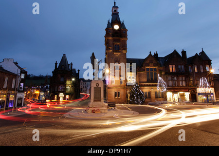 Lockerbie Weihnachtsbeleuchtung Stadtzentrum am frühen Abend Blick auf Kriegerdenkmal und Rathaus mit nachgestellten Lichter der Autos Stockfoto