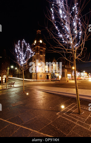 Lockerbie Weihnachtsbeleuchtung Stadtzentrum am frühen Abend Blick auf Kriegerdenkmal und Rathaus Stockfoto