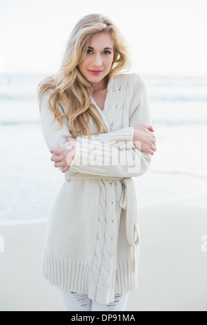 Attraktive blonde Frau in Wolle Strickjacke Blick in die Kamera Stockfoto