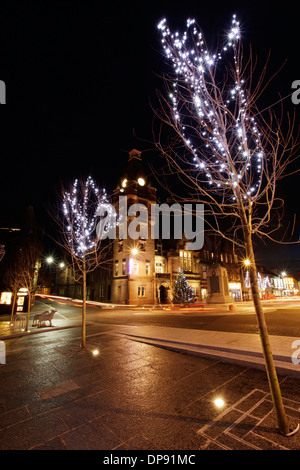 Lockerbie Weihnachtsbeleuchtung Stadtzentrum am frühen Abend Blick auf Kriegerdenkmal und Rathaus Stockfoto