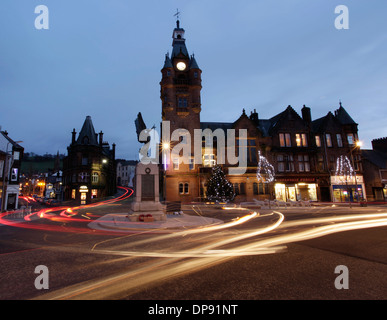 Eine geschäftige Stadt Lockerbie Zentrum Weihnachtsbeleuchtung am frühen Abend Stockfoto