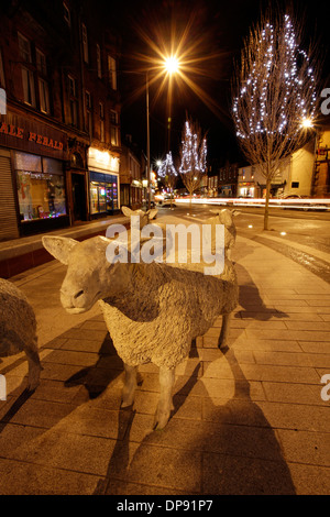 Lockerbie Weihnachtsbeleuchtung Stadtzentrum am frühen Abend Straßenlaternen auf Schafe Skulpturen Stockfoto