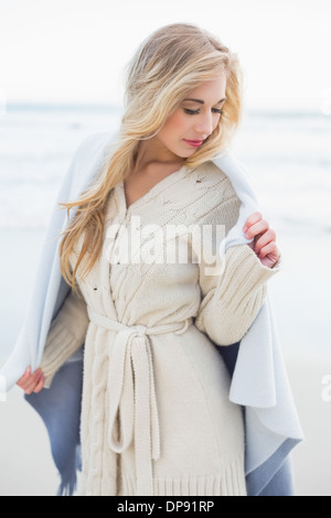 Ruhig blonde Frau, die sich in eine Decke abdecken Stockfoto