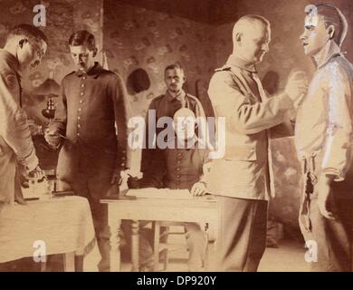 Deutsche Soldaten werden von einem Arzt an der Somme geimpft. Die Schlacht an der Somme fand vom 01. Juli bis zum 18. November 1916 statt und gilt als eine der Schlachten von WW I mit den meisten Verlusten. (Schlechte Qualität aufgrund des historischen Originals - Original wurde retuschiert) Fotoarchiv für Zeitgeschichte Stockfoto