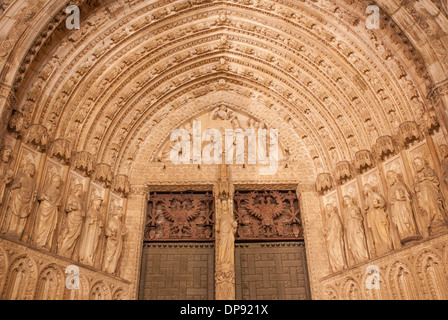 TOLEDO - März 8: Main gotische Portal der Kathedrale Primada Santa Maria de Toledo am 8. März 2013 in Toledo, Spanien. Stockfoto